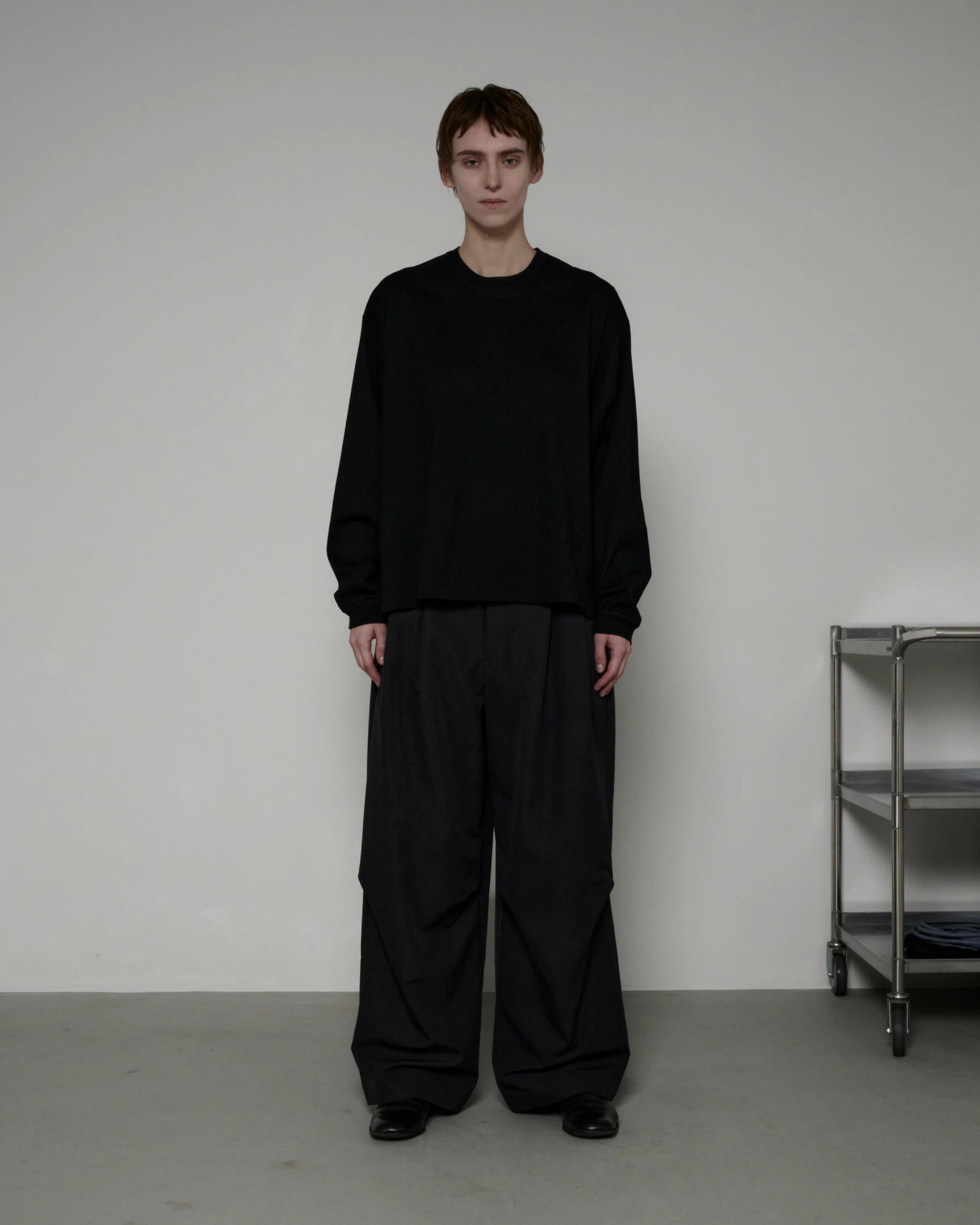 Antwort 「SMOOTH TAFTA DRAPE TUCK PANTS / BLACK」 – SISTER