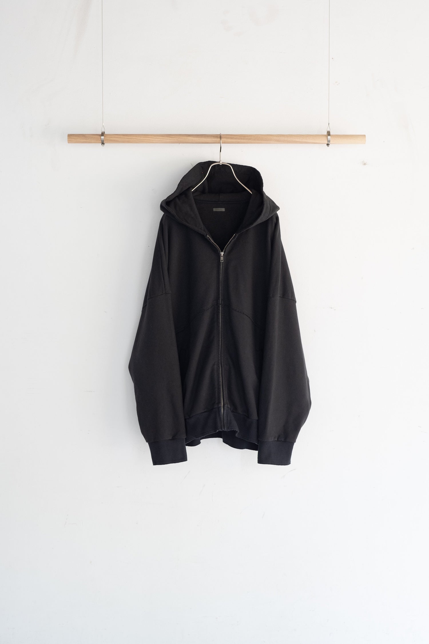 Antwort 「CUT OFF ZIP HOODIE / BLACK」 – SISTER